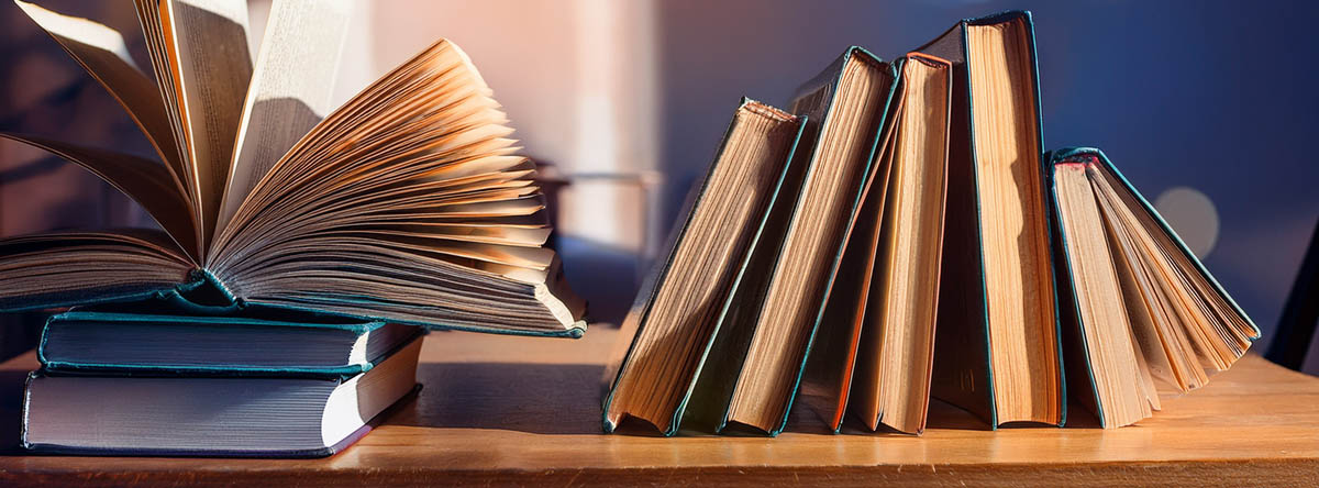 viele Bücher auf dem Tisch